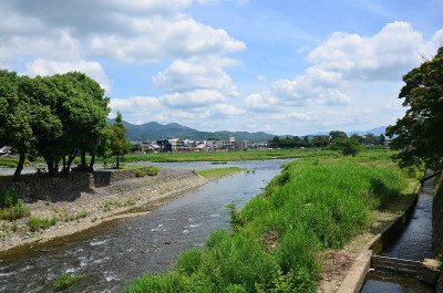 观赏日本京都岚山井河景观。