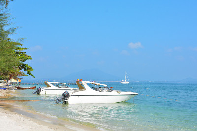 海滩上有摩托艇