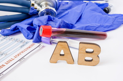 AB临床检验医学中用于中和病原体的免疫系统的抗体或免疫球蛋白的缩写。AB字是实验室试管附近的血液样本