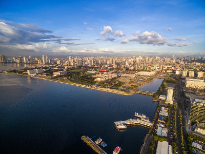 菲律宾马尼拉城市景观。蓝天和晚霞。码头的前景。