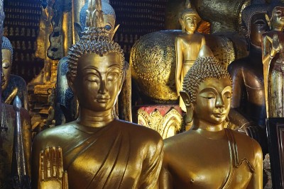 老挝琅勃拉邦附近一座寺庙里的一组古老的金色佛像
