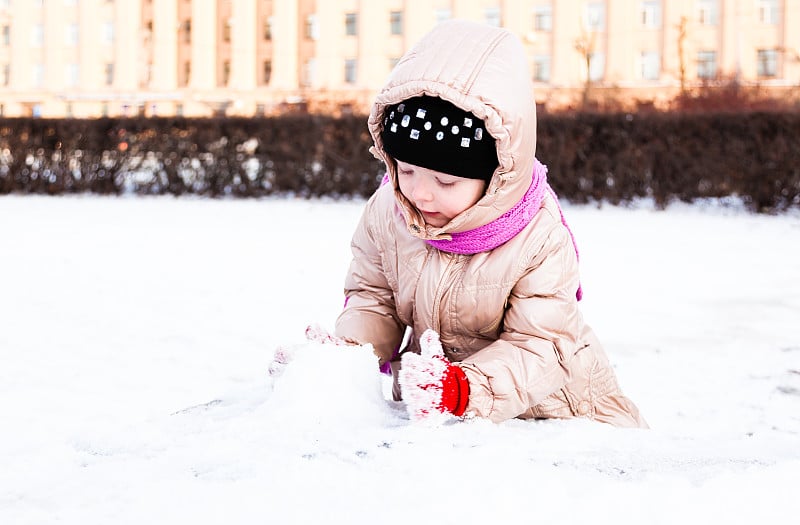 小女孩在玩雪