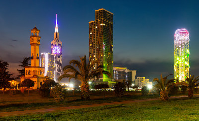 巴统奇迹公园的夜景
