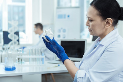 严肃的研究员拿着一个实验单位