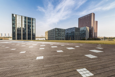 全景天际线和现代商业办公建筑与空的道路，空的混凝土广场地板