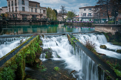 索格岛Bassin L'Isle sur la Sorgue，沃克卢兹。法国的普罗旺斯，以河流、瀑布