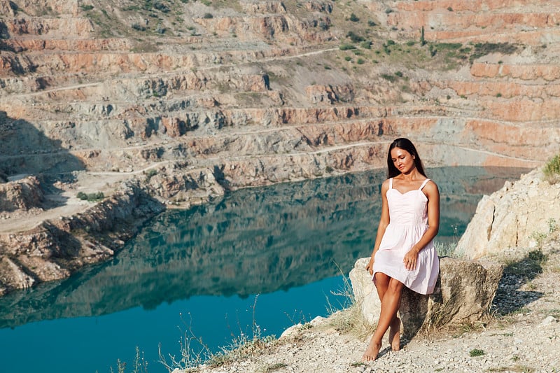 美丽的女人穿着长裙和长发旅行美丽的海景