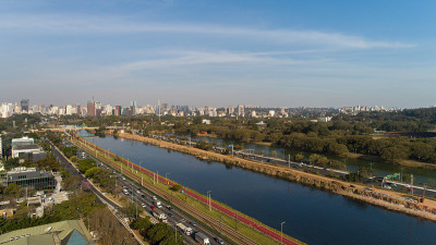 巴西圣保罗的Pinheiros边缘与Pinheiros河和现代建筑的观点