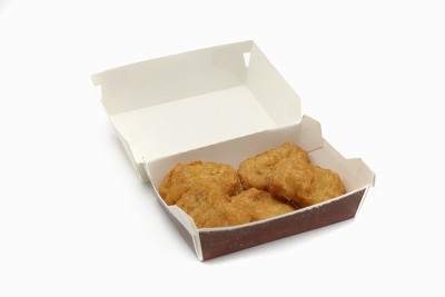 白底纸盒里的鸡块