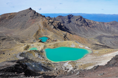 新西兰北岛，汤加里罗高山通道，五颜六色的翡翠湖和火山景观全景。