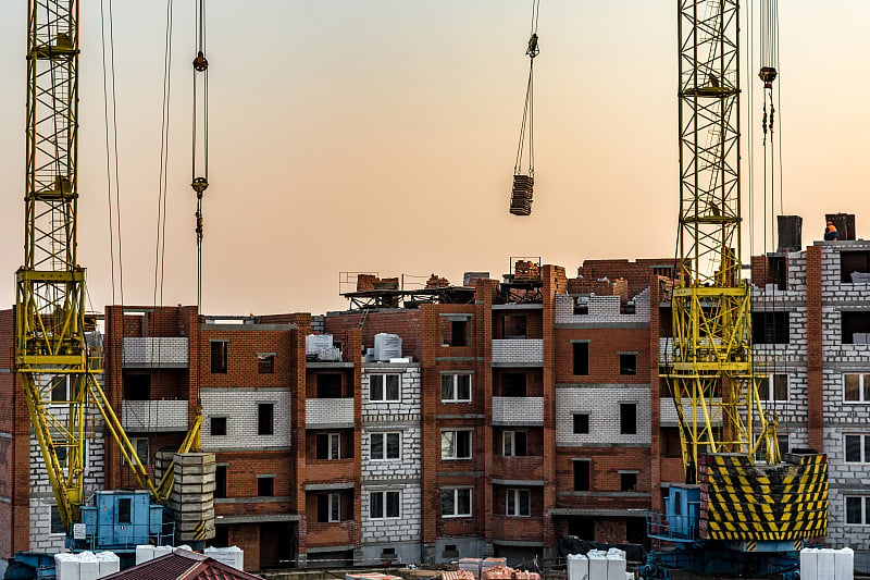 建筑起重机在一个多层建筑施工的背景