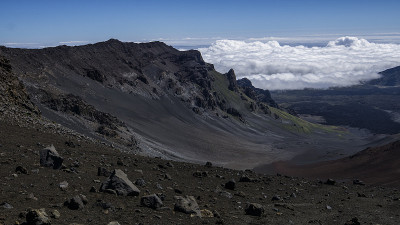 在火山云层之上