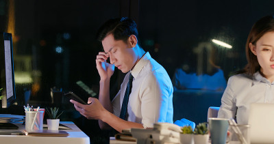 亚洲商人眼睛疼