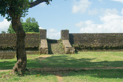 缅甸Mrauk U Arakan宫殿的一扇门