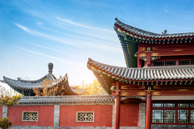 秋天，公园里有中国古建筑的阁楼和银杏树