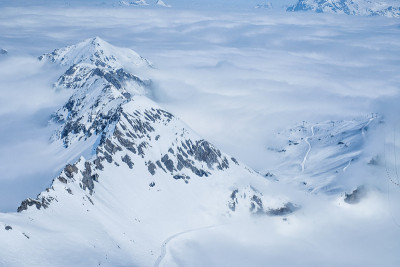 令人惊叹的雪山全景从希尔索恩，瑞士天际线