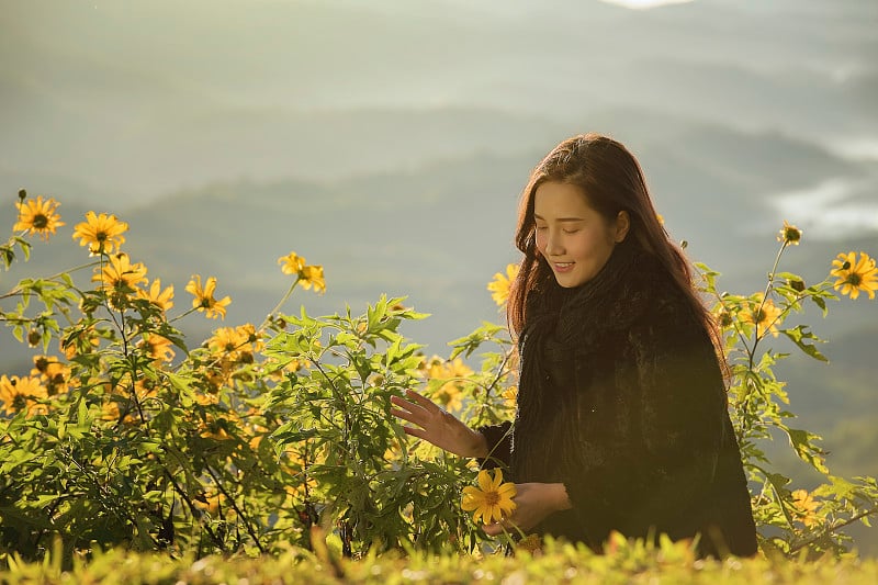 山上有花有雾的美丽女孩