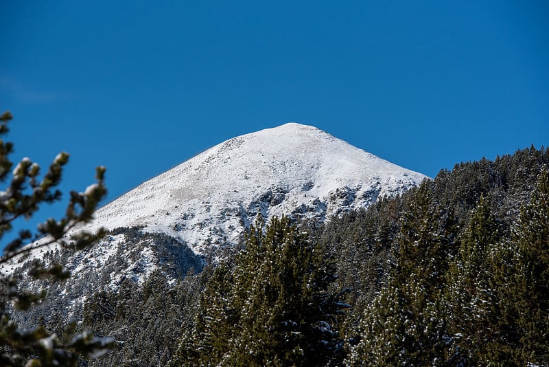 阳光明媚的一天，安道尔白雪覆盖的山谷