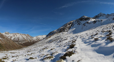 蒸汽轨迹，蓝天和雪，全景Hirschebensee，蒂罗尔，奥地利
