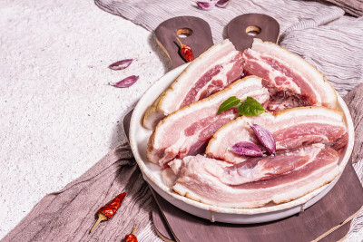 生五花肉带皮，腹膜肉。香料和香草