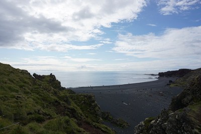 冰岛Djupalonssandur海滩，夏天有沉船残骸