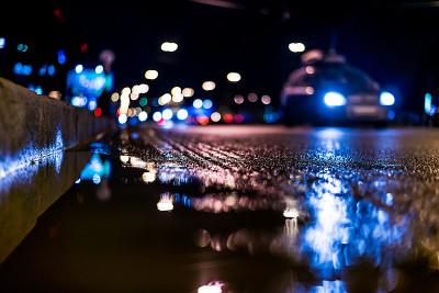 夜城雨后，倒影着夜城在水中的倒影