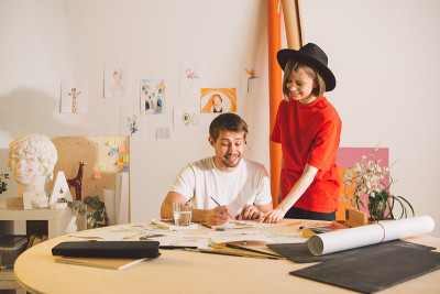 美术设计师团队在工作室创作卡通。艺术学院广告摄影或艺术博客摄影