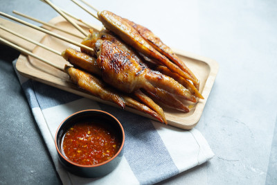 美味的鸡肉烤肉串在木托盘
