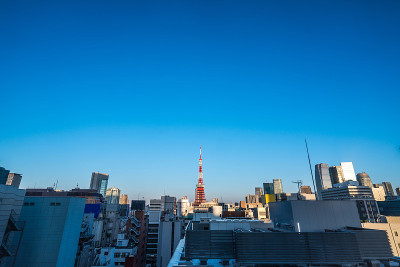 亚洲房地产和企业建设的商业理念-日本东京滨松町的蓝天和阳光下的城市全景鸟瞰图