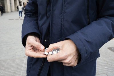 街上有个男人正准备吃药
