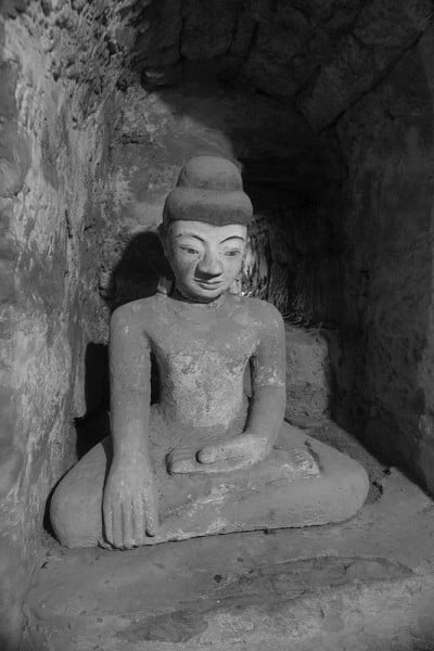 一座带有当地文化风格的佛像，缅甸