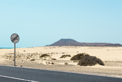 沙漠公路在一个炎热的夏天的山区景观。