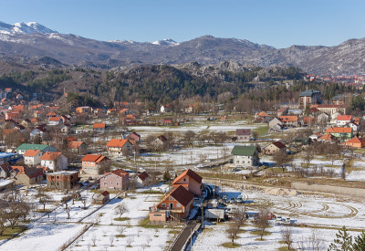 黑山。Cetinje镇的景色