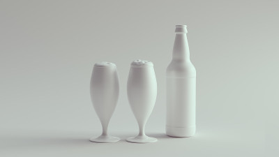 带眼镜的白啤酒瓶