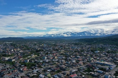 鸟瞰图的城市puyo，一个被热带雨林包围的城市，美丽的云景和山脉在背景