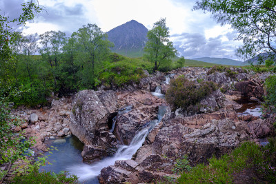 库波尔河瀑布与Buachaille Etive Mor，苏格兰