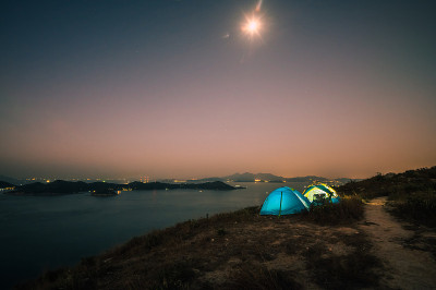 在山顶露营