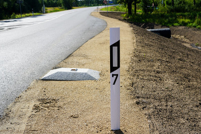 用带反射器的塑料路柱重建道路边缘