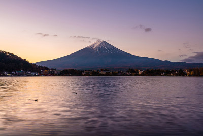 富士山鸟瞰图。日本的标志性山峰。富士山傍晚日落景观，川口町，山梨，日本。