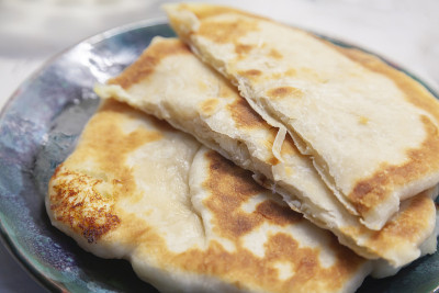 装在盘子里的自制皮塔饼