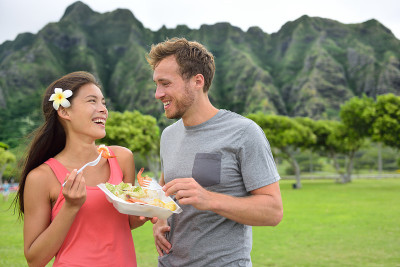 夏威夷美食旅行夫妇在瓦胡岛吃虾