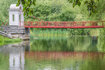 风景如画，公园里有吊桥，特写
