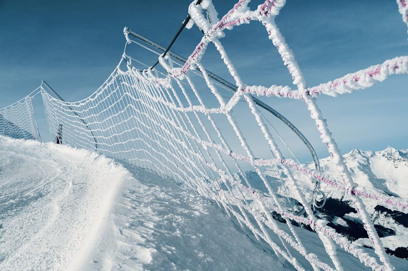 意大利阿尔卑斯山滑雪道上的安全网