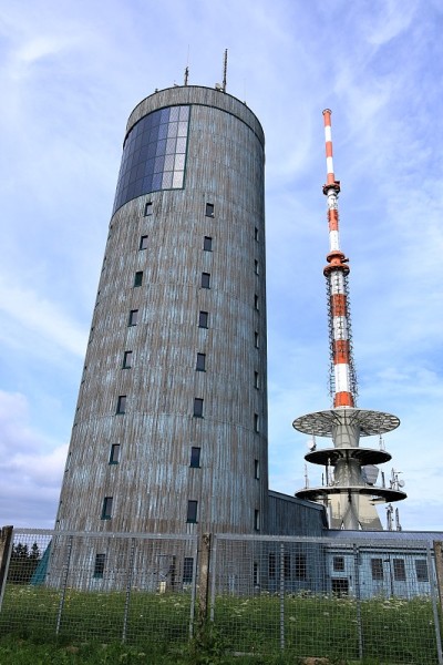 德国Rennsteig徒步旅行路线上的大Inselsberg塔