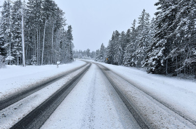 雪覆盖的道路在暴风雪中创造危险的驾驶条件