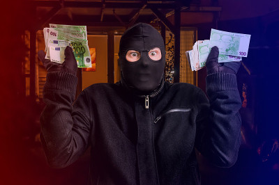 警察逮捕了戴着巴拉克拉瓦帽的蒙面小偷和偷来的钱