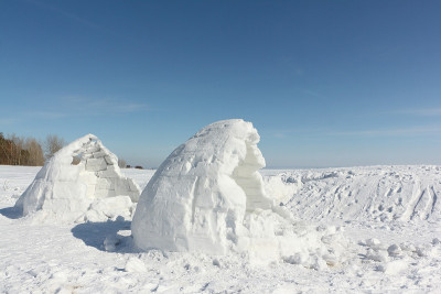 冬天，雪地上未完工的冰屋