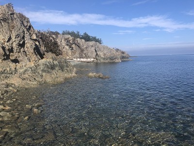 温哥华岛上平静而清澈的海洋