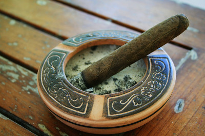 边沿上有雪茄的旧烟灰缸