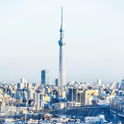 现代城市天际线鸟瞰图王子，太东和住田地区toky skytree，新干线铁路下的蓝天在日本东京